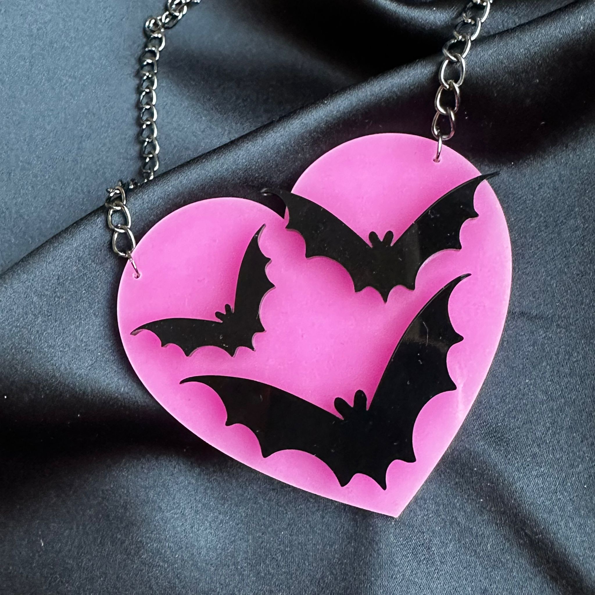 Halloween - Glow in the dark heart bats necklace